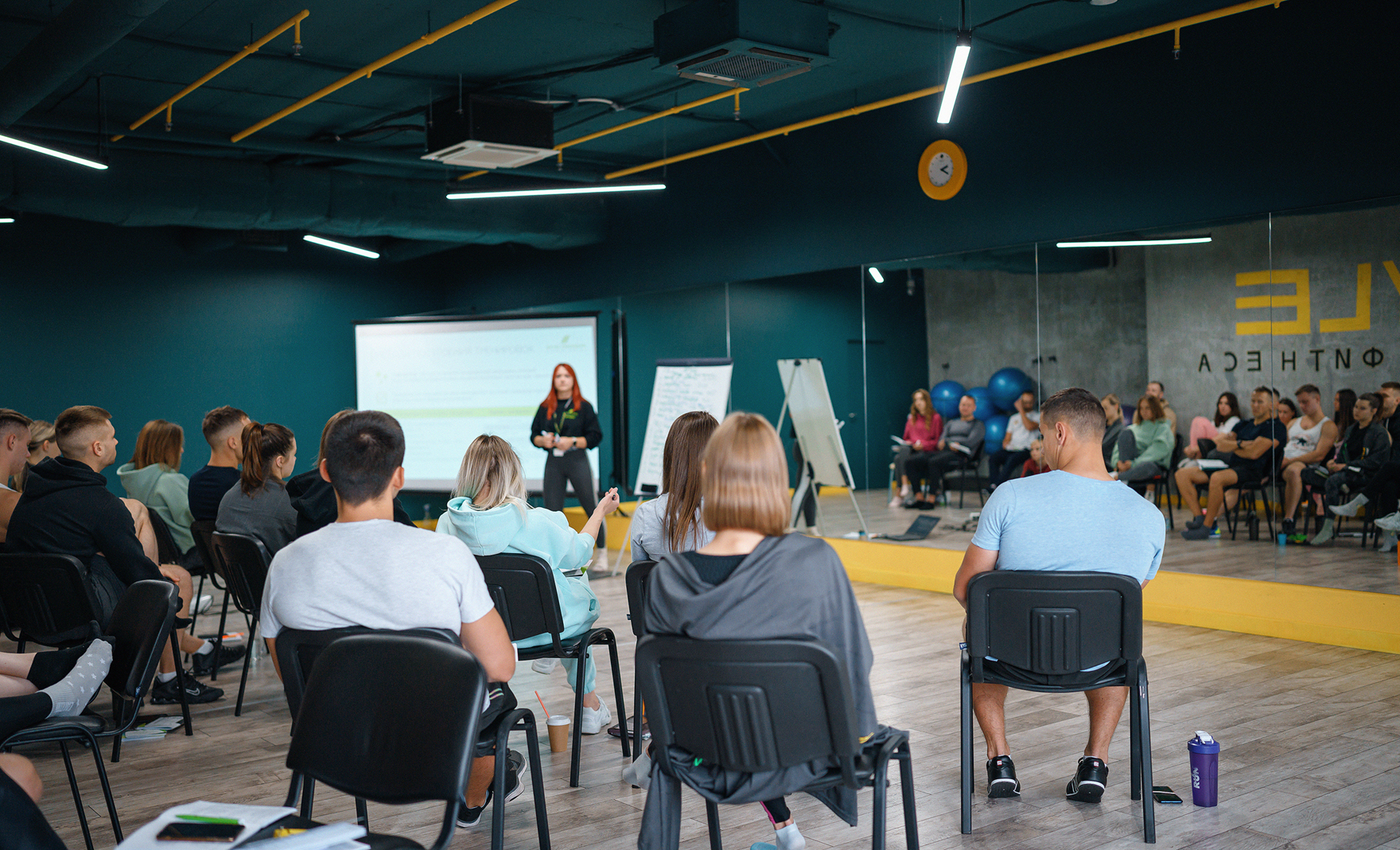 Как стать востребованным фитнес-инструктором в 2026 году: тренды, навыки и обучение